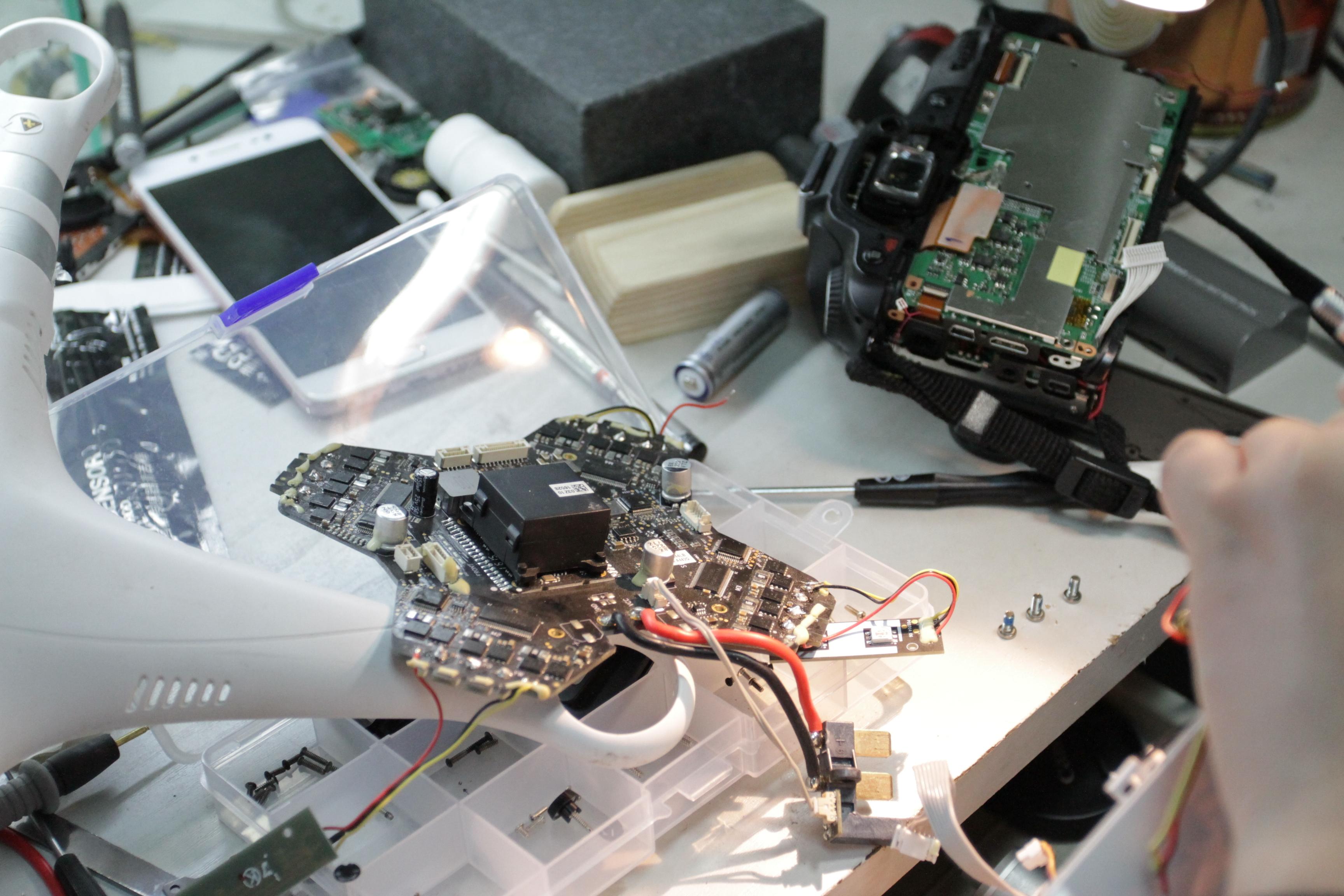 90后農(nóng)村小伙巧手修無人機(jī)，年修400臺圓城市夢